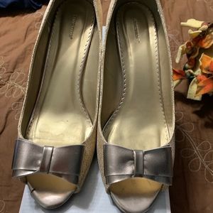 Cloud walkers gold bow heels size 12w